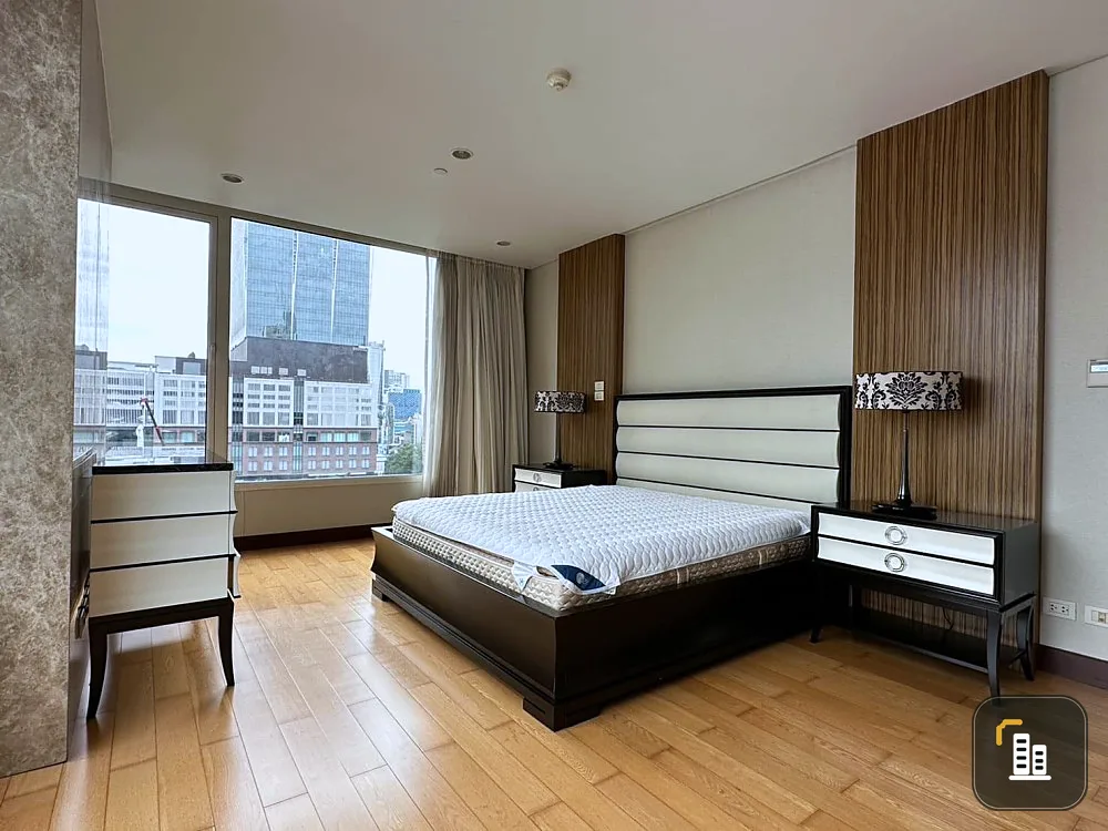 For rent: The Park Chidlom, 8th floor, very spacious room, fully furnished, pets allowed. Don't miss out if you book.