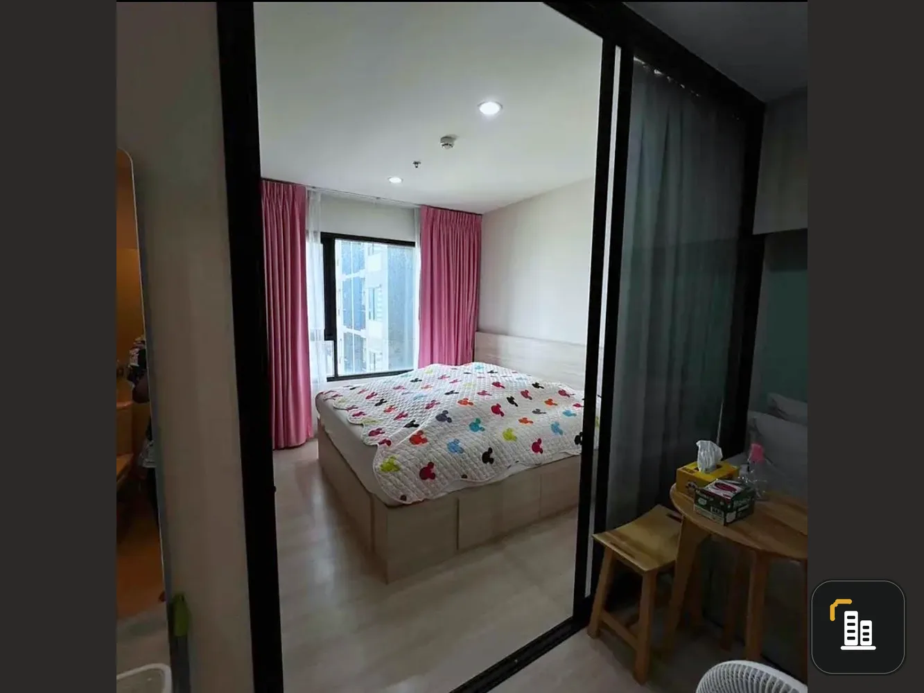 Life Asoke for sale, 20th floor, garden view, fully decorated room. The bed was extremely comfortable. Hurry and reserve it quickly.