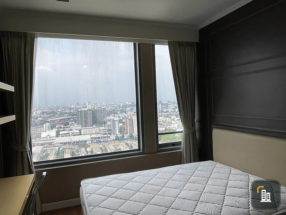 For sale: Vantage Ratchavipa, beautifully decorated with built-ins throughout the room, very high floor, stunning city view. Interested? Book now!
