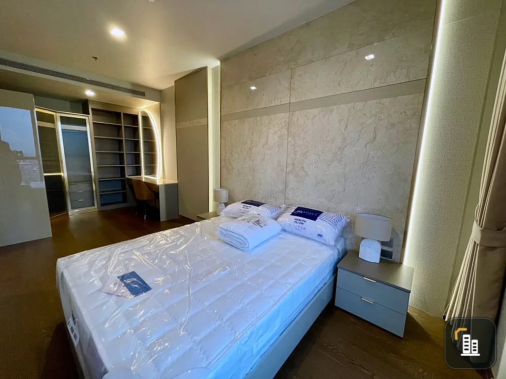 For rent: Ideo Q Sukhumvit 36, very spacious room, lots of usable space, high floor, beautiful view, fully built-in, urgent