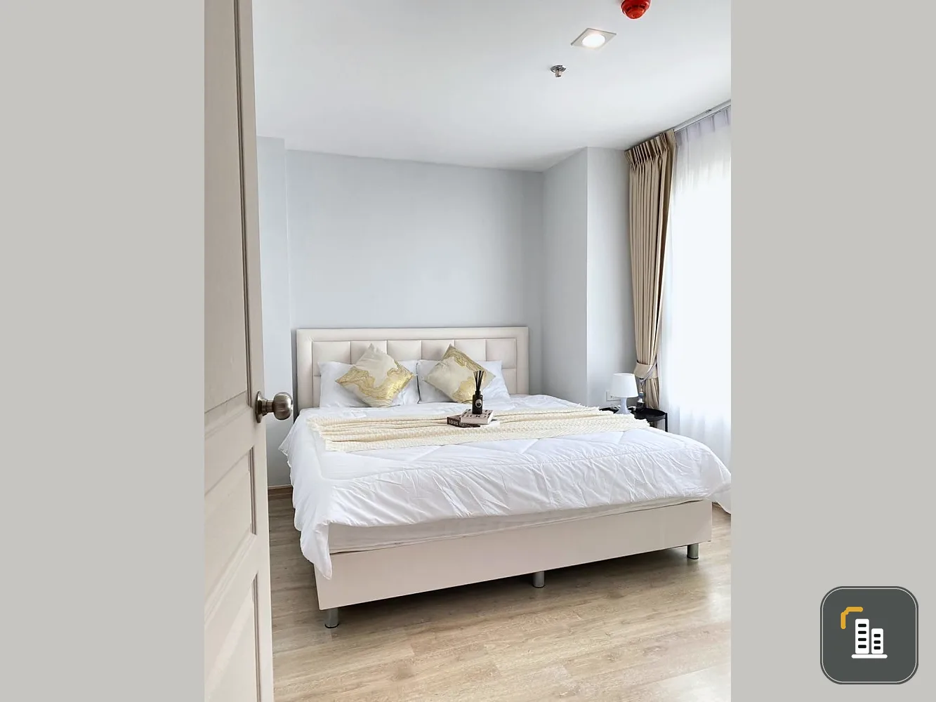 For rent Rich Park Chao Phraya, a nice room, white tone, comfortable to the eyes, affordable price, must hurry to reserve.
