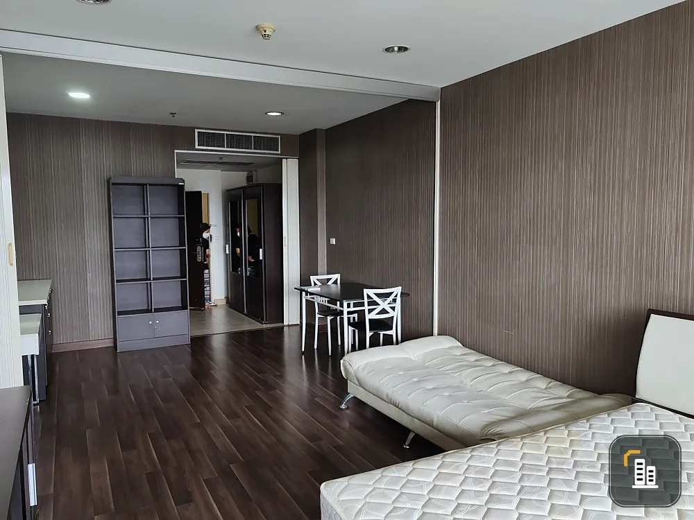For rent: The Platinum, high floor, beautiful view on the Central World side, connected to the shopping center. Interested, book now.