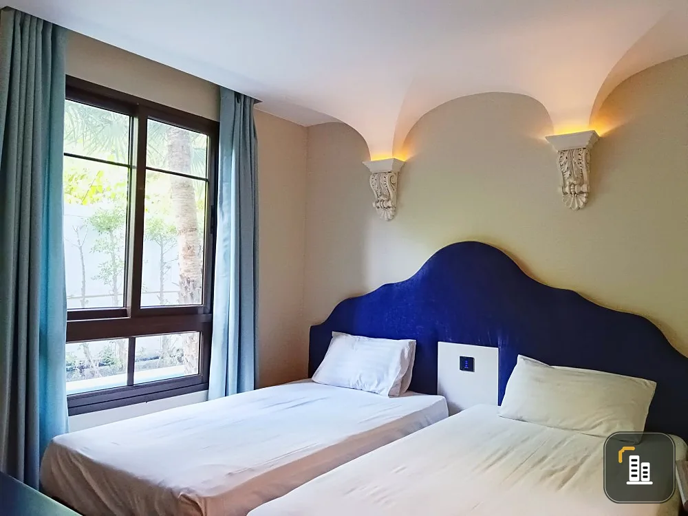 For sale: Espana Condo Resort Pattaya (Jomtien), balcony next to the pool, walk straight into the pool, must book.