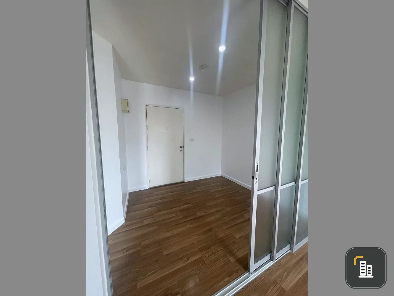 Urgent sale!! V Condo Lat Krabang, 8th floor, Building B2, swimming pool view, good price, ready to move in, book now!!