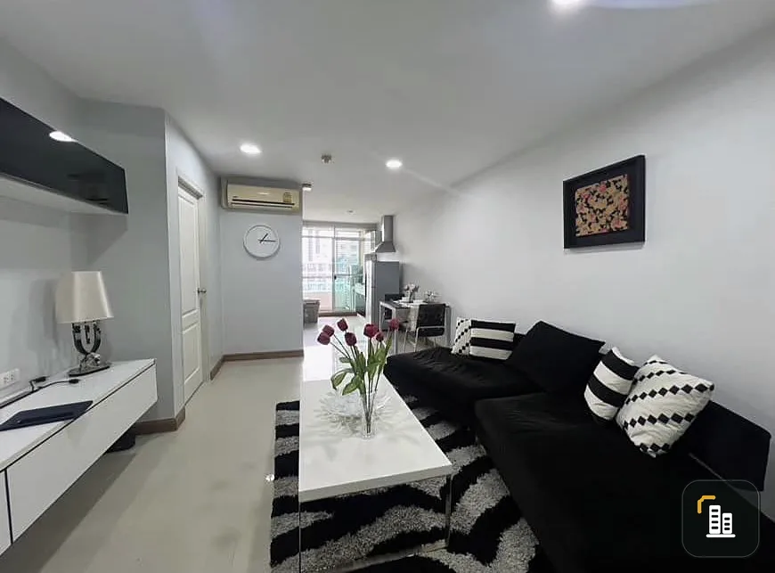 For rent: The Link Sukhumvit 50, decorated in black and white tones, very controlled tones, spacious room, not cramped, don't miss it.