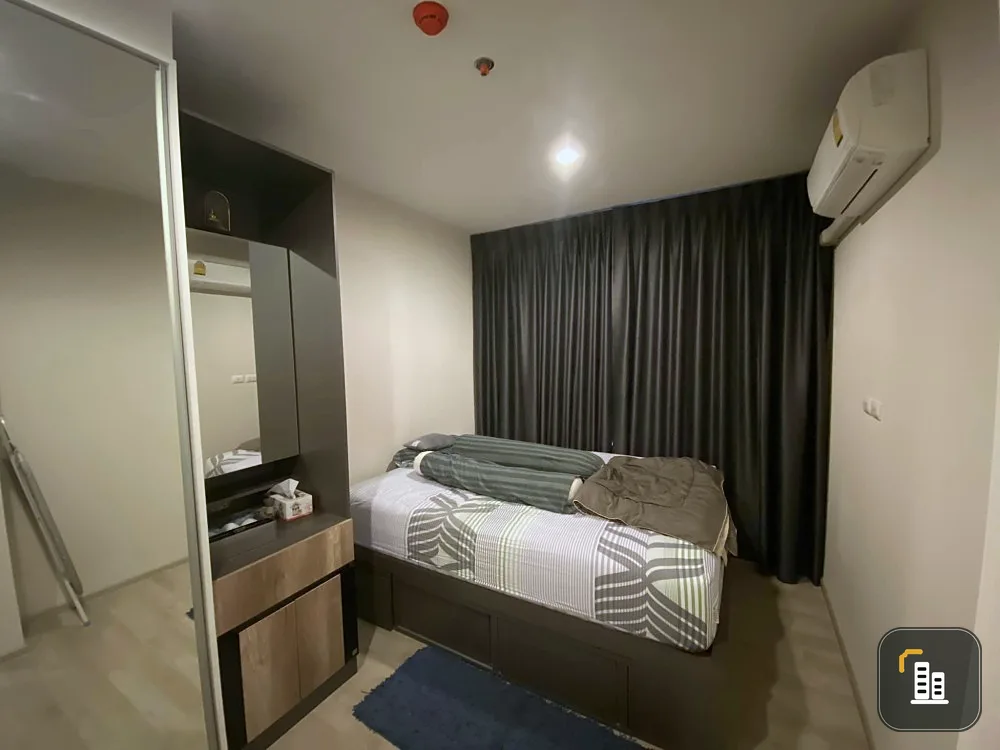 For sale: Plum Condo Central Station, room with few people walking by, high floor, very nice view. Book now and you won't be disappointed.