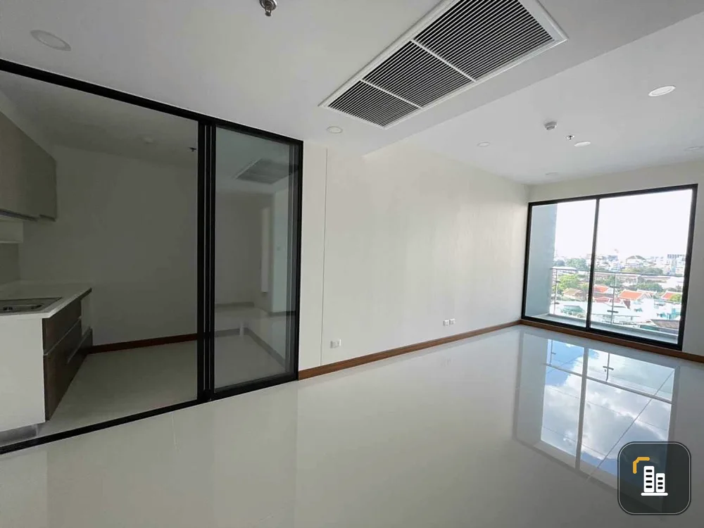 For sale: Supalai Premier Charoen Nakhon, extra large room, lots of usable space, wallpaper throughout the room, hurry and book now.