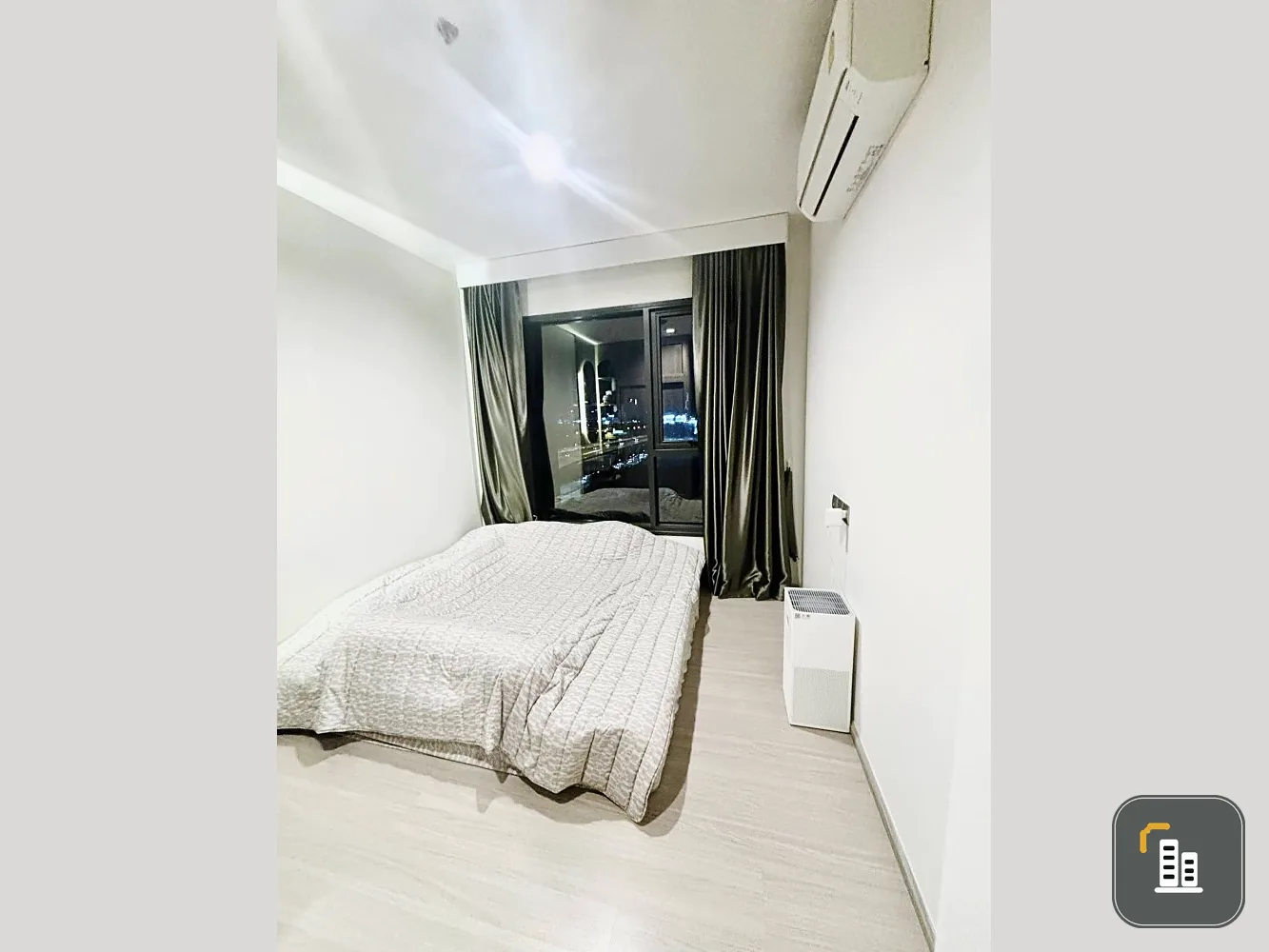For rent: Life Asoke Hype, fully furnished room, ready to move in, complete with furniture and electrical appliances, just bring your own luggage and