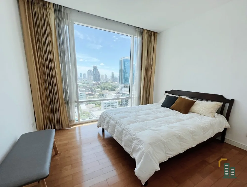For sale Fullerton Sukhumvit, spacious room, lots of usable space, I must say it's definitely worth the price, hurry up and buy.