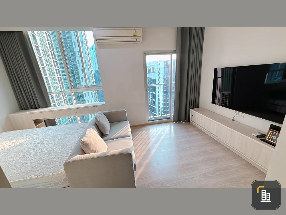 For sale or rent: Noble Revolve Ratchada, 2 bedrooms, 2 bathrooms, high floor, beautiful city view, bright and comfortable room, must arrange.