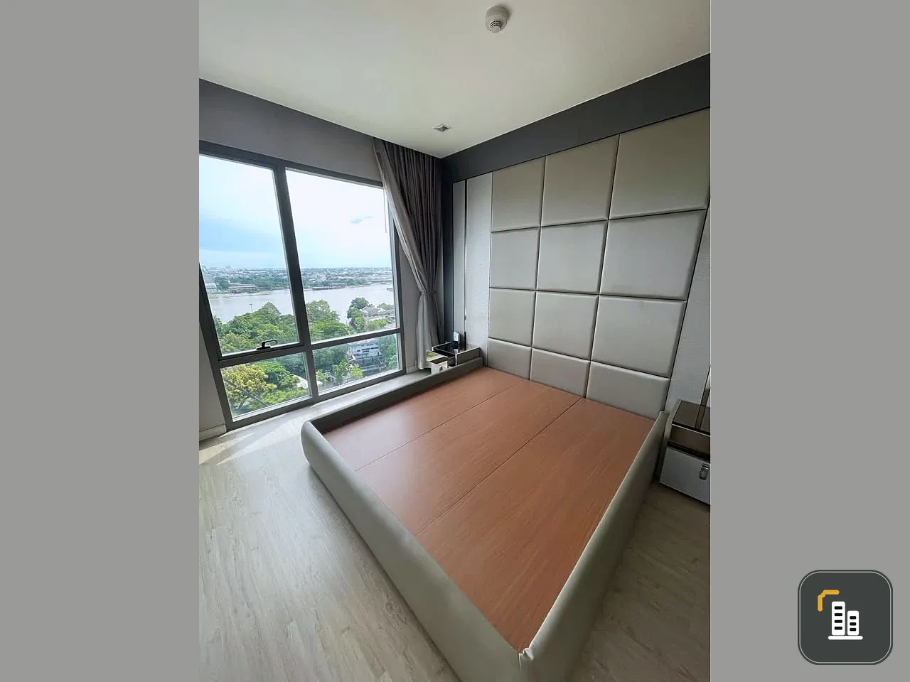 Condo for sale urgently, Starview, spacious room, great usable area, great price, don't miss it.
