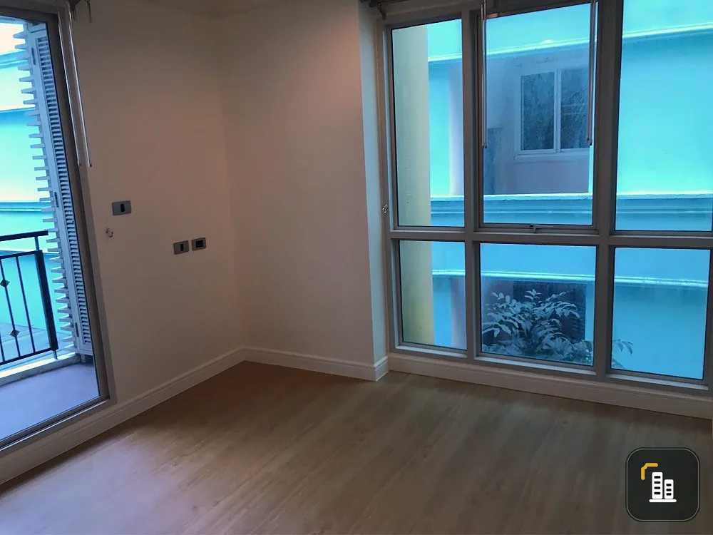 For sale: The Crest Sukhumvit 24, 3rd floor, balcony next to the swimming pool, spacious room, nice to live in, reserve now, urgently.