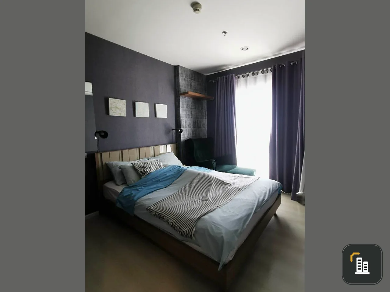 For sale: Aspire Sukhumvit 48, with wallpaper in chic grey tones throughout the room, plus lots of furniture. You can't miss out on reserving it.