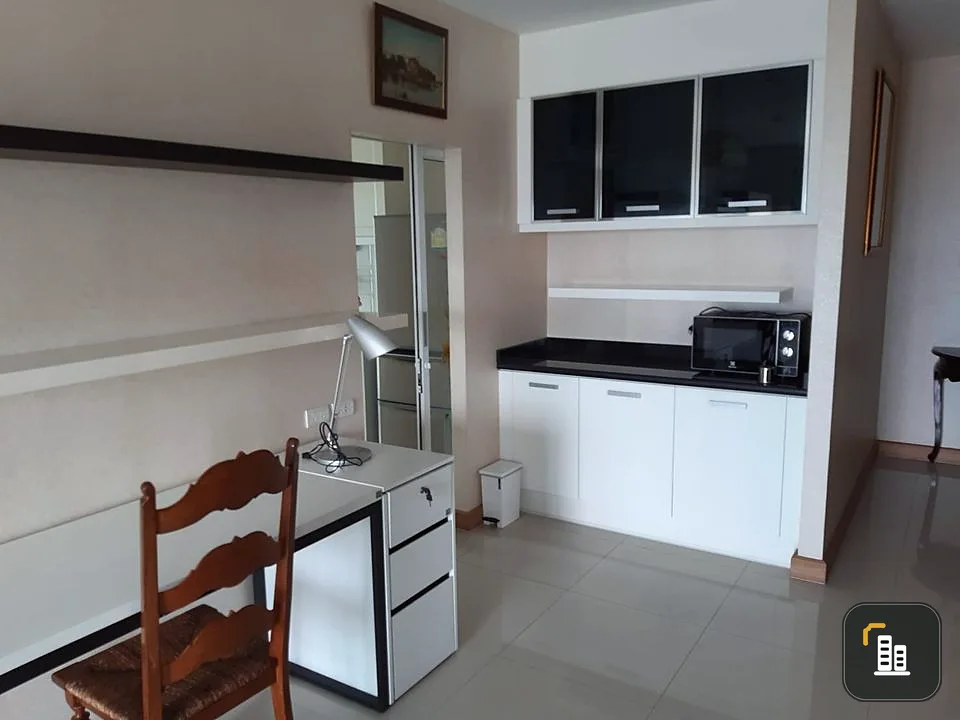 For sale: Ivy River Rat Burana, corner room, large area, 180 degree view of the Chao Phraya River. If you don't book, you'll really miss out.