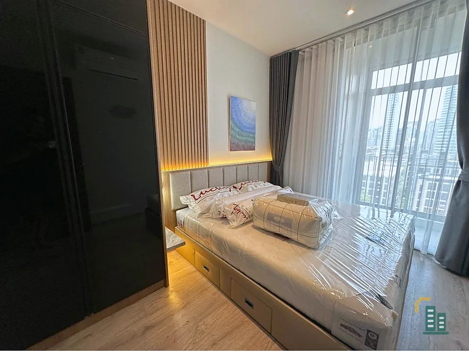 For rent: Rhythm Ekkamai Estate, a room decorated with built-in furniture in a cozy, homey style, very comfortable, open Thonglor view, urgent.
