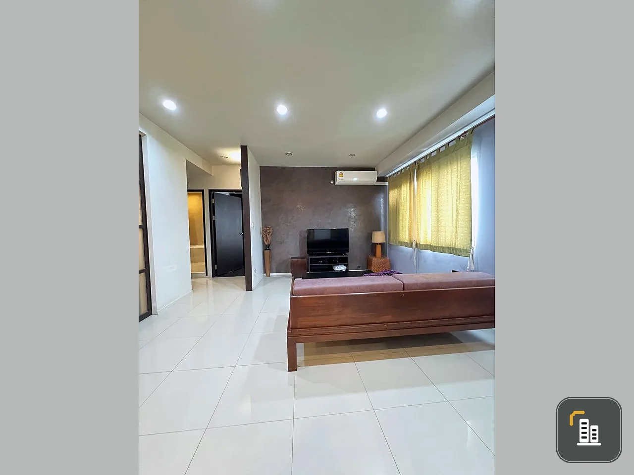 For rent: High floor, Wittayu Complex, beautiful city view, very big room, lots of usable space, don't miss it.