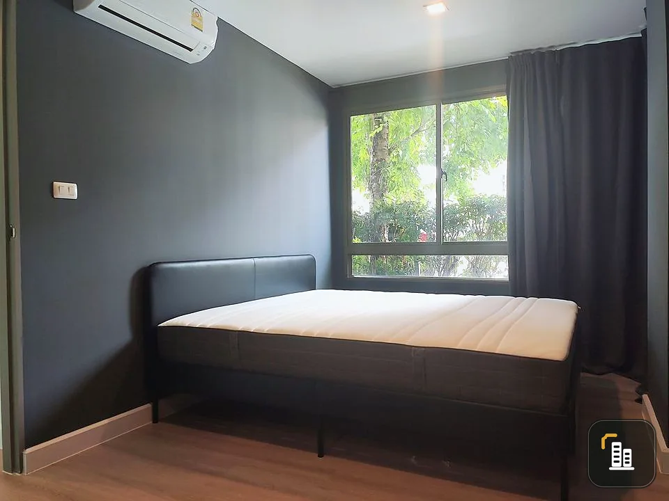 For sale: Metrolux Ratchada, bedroom in cool dark tones, complete with furniture and appliances. Book now, get it first.