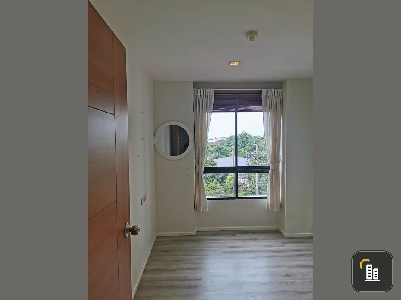 For sale: The Night 2, empty room, clean, airy, shady treetop view. People who like to decorate rooms should definitely not miss this.