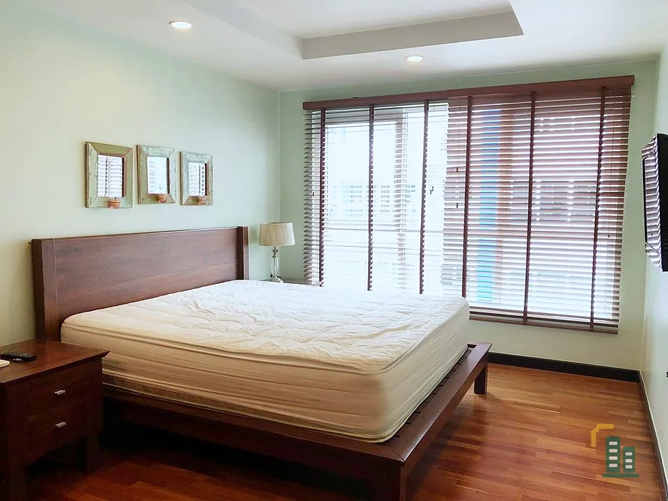 For sale: Avenue 61, simply decorated, good quality wooden furniture, home-like atmosphere. Hurry and reserve now!