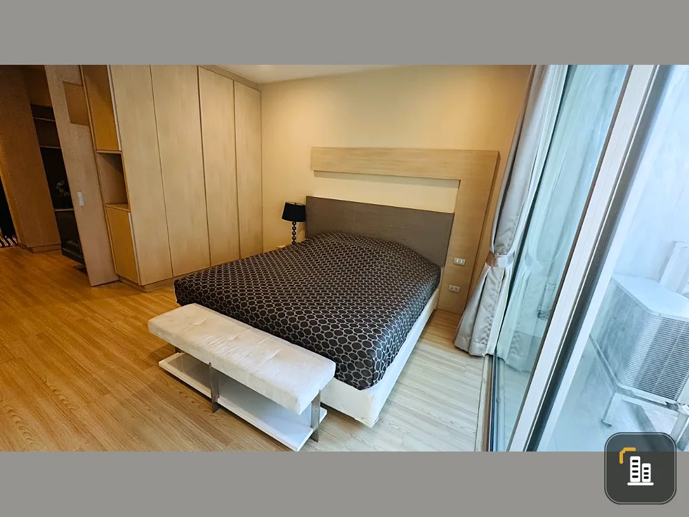 For sale: Skywalk and Wells Residence, beautiful and comfortable rooms, wallpapered, with built-in furniture. You must not miss it.