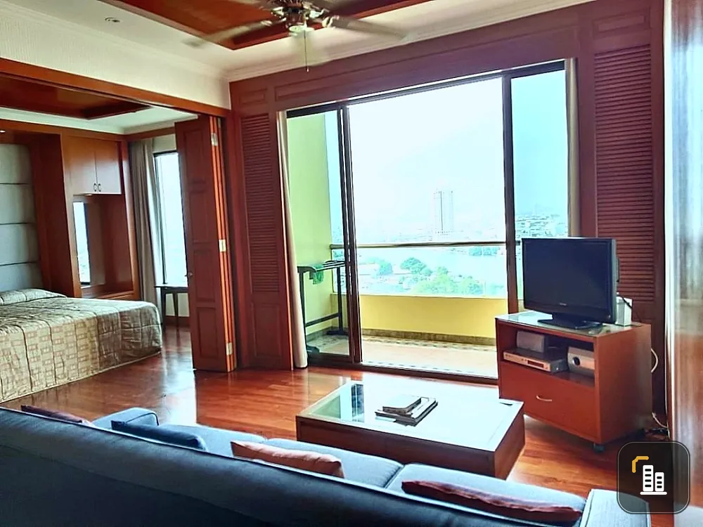For rent: Chao Phraya house, decorated with quality wooden furniture, large balcony with stunning Chao Phraya River view, must book.