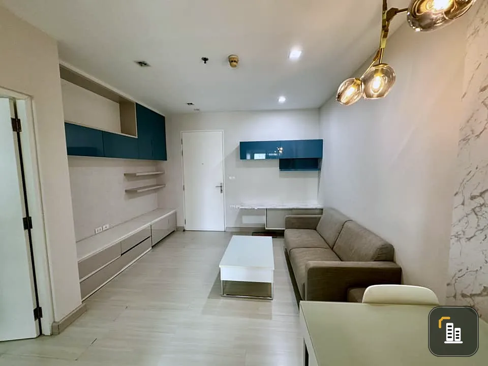 For sale: The Room Ratchada-Ladprao. Bedroom with beautiful wallpaper. Has excellent built-in furniture. Interested? Reserve now!