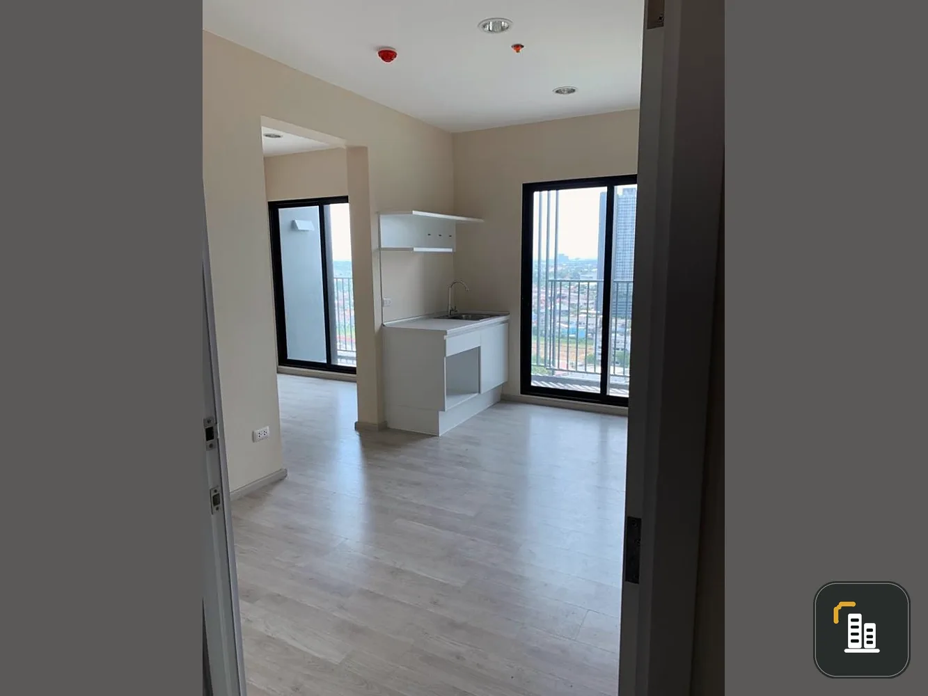 For sale: Plum Condo Central Station Phase 2, 21st floor, empty room, reasonable price. Room decorating lovers shouldn't miss this.