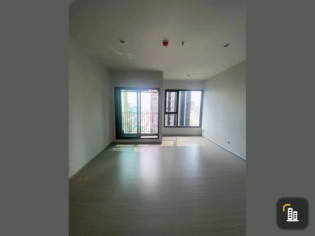 For sale: Studio room, size 26 sq m., empty room, Life Asoke Condo, Rama 9, comes with a very good price, must buy now.