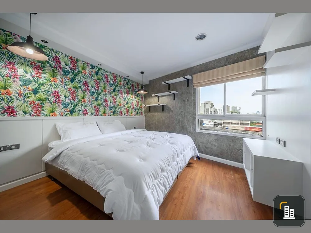 For sale: Lumpini Suite Sukhumvit 41, wallpapered throughout the room, fully built-in furniture, large and impressive shelves, get it now!