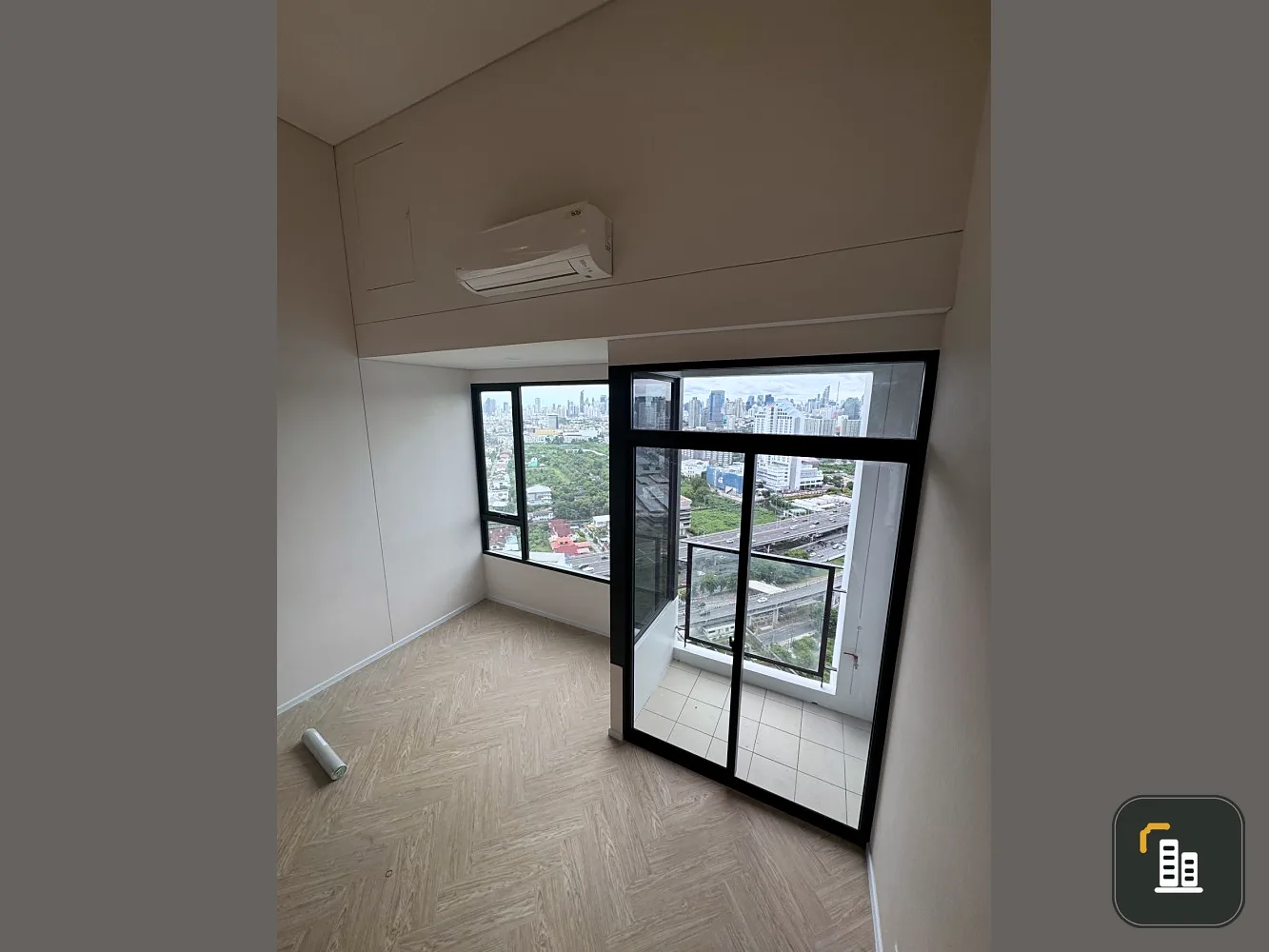 Sell Condo Landmark at MRT Station, 19th floor, Building B Sell empty room, good location, convenient transportation, don't miss