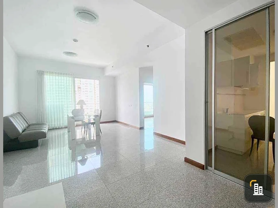 For sale: Supalai River Place, Penthouse, highest floor, beautiful view of Chao Phraya River, very large room, must book now.