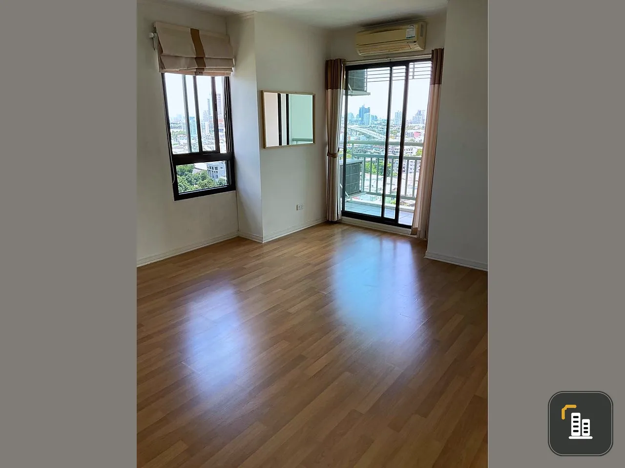 For rent: Lumpini Place Ratchada - Tha Phra, empty room, very clean and airy, beautiful city view, interested, book now.