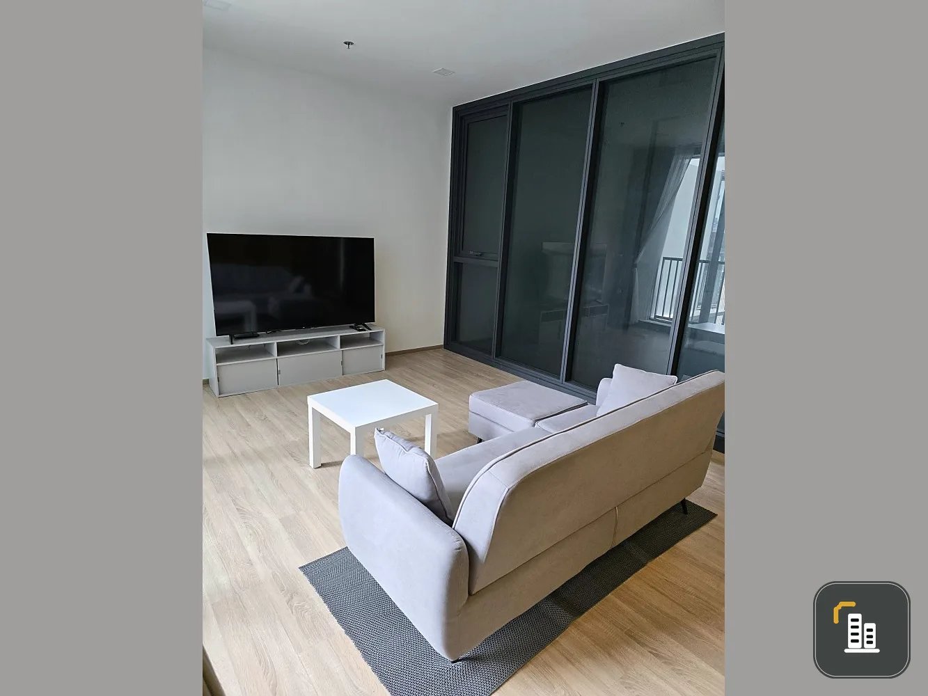 For sale: Condo XT Phayathai, 10th floor, large room with large screen TV. Movie lovers, don't miss out, reserve now!