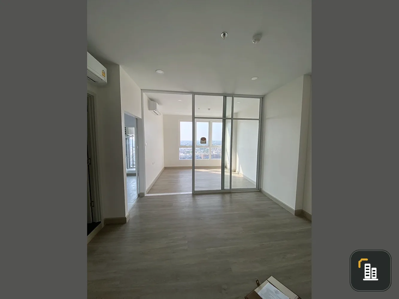 Down payment sale, Supalai Loft, Phasi Charoen Station, spacious room, 2.7 m. high ceiling, airy and comfortable, interested, book now.