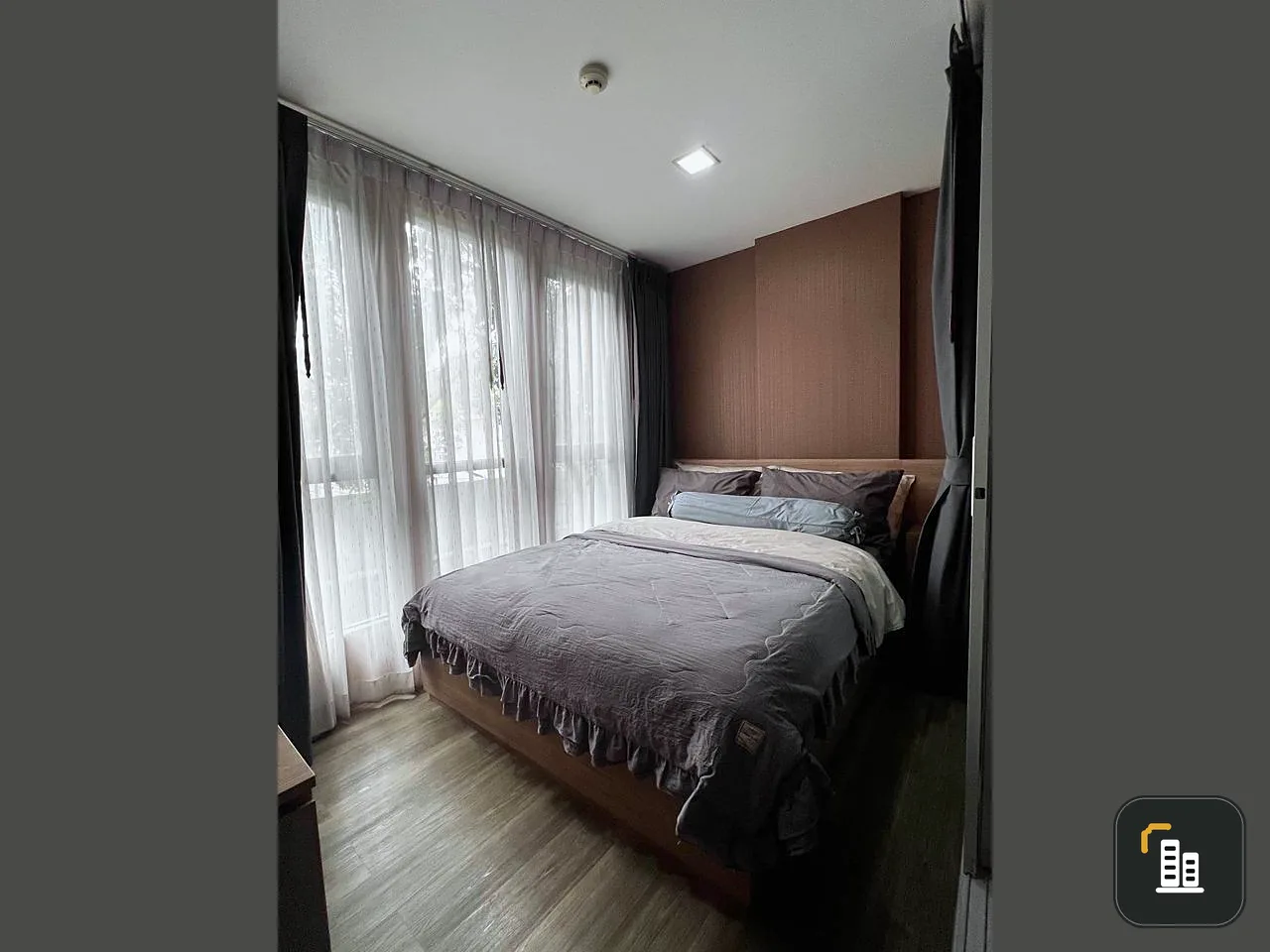 For sale: Monique Sukhumvit 64 with excellent wallpaper, decorated in warm brown tones. You won't be disappointed if you book here.