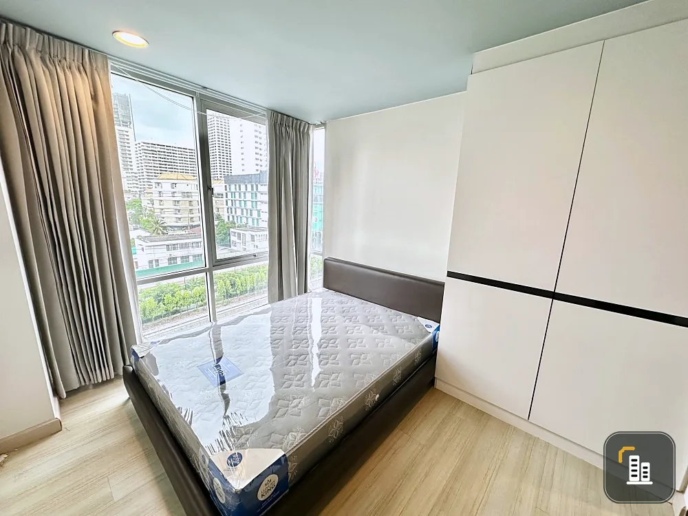 For rent: The Tempo Ruamrudee, large room, comfortable, spacious living space, fully furnished, complete electrical appliances, book now.