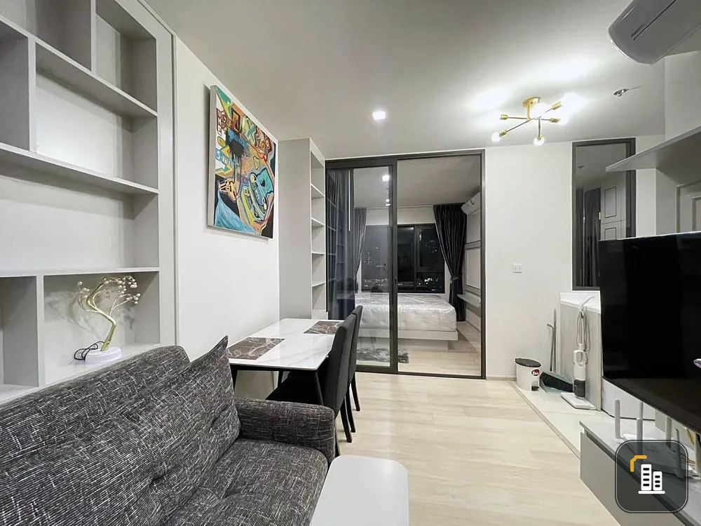 For rent or sale: Condo Life One Wireless, white room, comfortable to the eyes, beautiful built-in, not hot, complete facilities, book now.