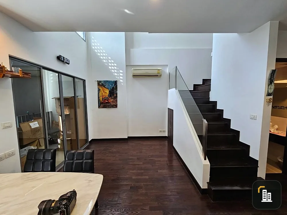 For sale: Ideo Q Phayathai, duplex room, high ceiling, very airy, great city view. Hurry and book before you miss out.
