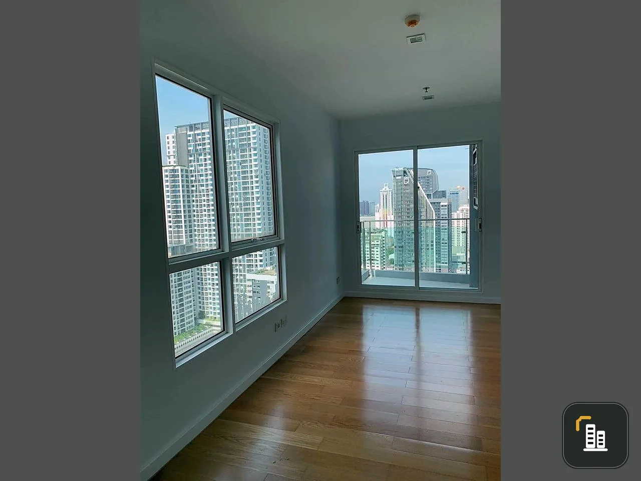 Condolette Ize Ratchawithi for sale, empty room, 29th floor, 180 degree view, great price, hurry and become the owner.