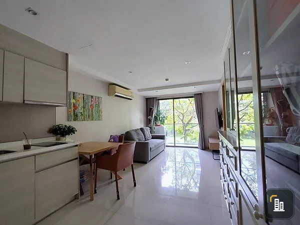 For sale, for rent, Socio Reference 61, 2nd floor, corner room, very spacious, very private. Don't wait.
