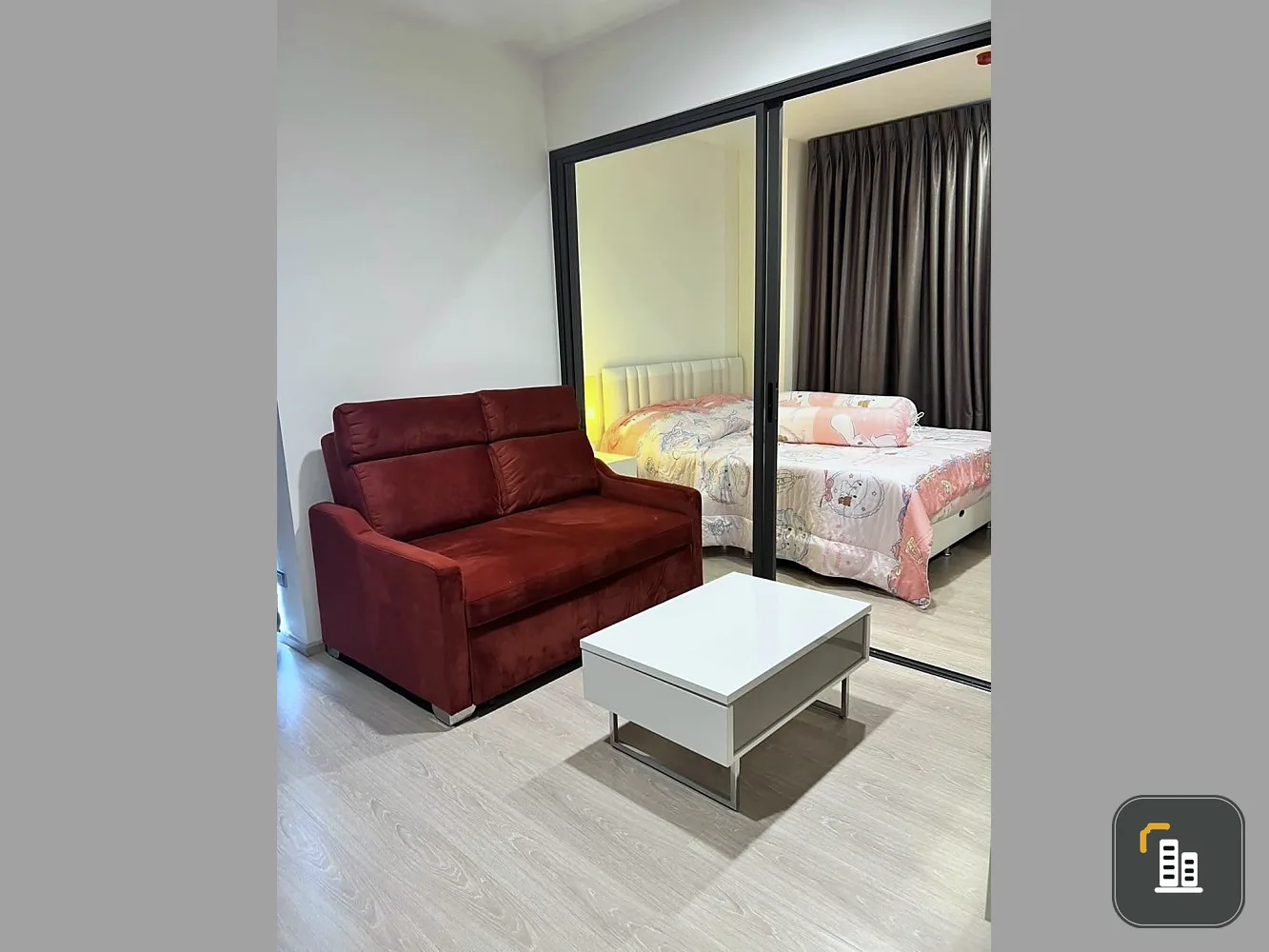 For rent: Rhythm Asoke 2, 27th floor, highest floor, city view, very good atmosphere, very clean and tidy room, don't miss it.