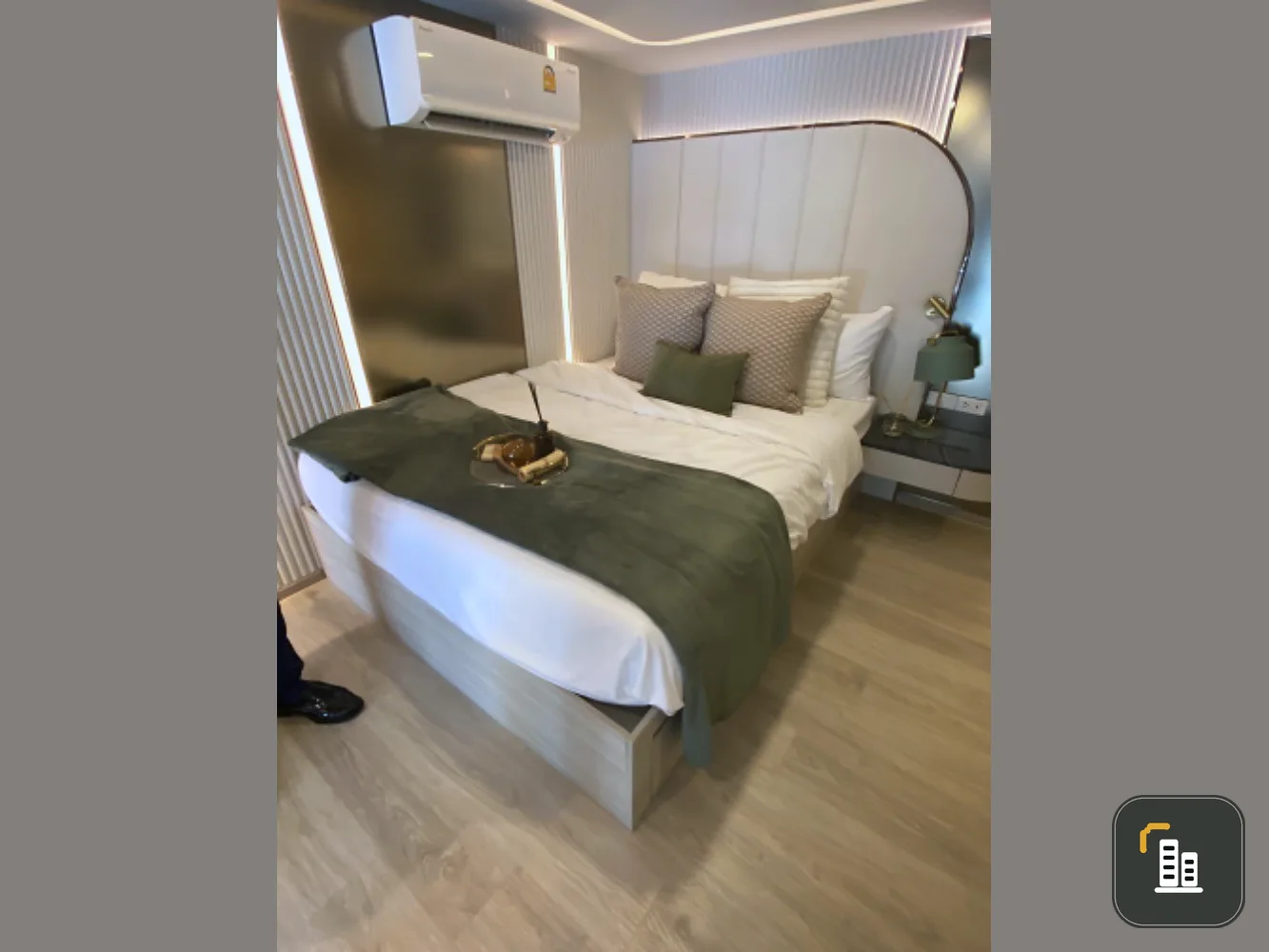 Down payment sale Origin Place Phetkasem 5th floor, North side, Duo Space room with full furniture. You should not miss it.