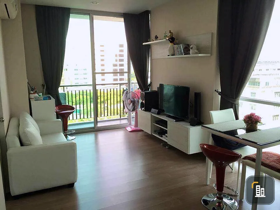 For sale: Cheewathai Ramkhamhaeng, corner room, privacy, glass all around the room, clear view, just bring your own luggage and you can move in.
