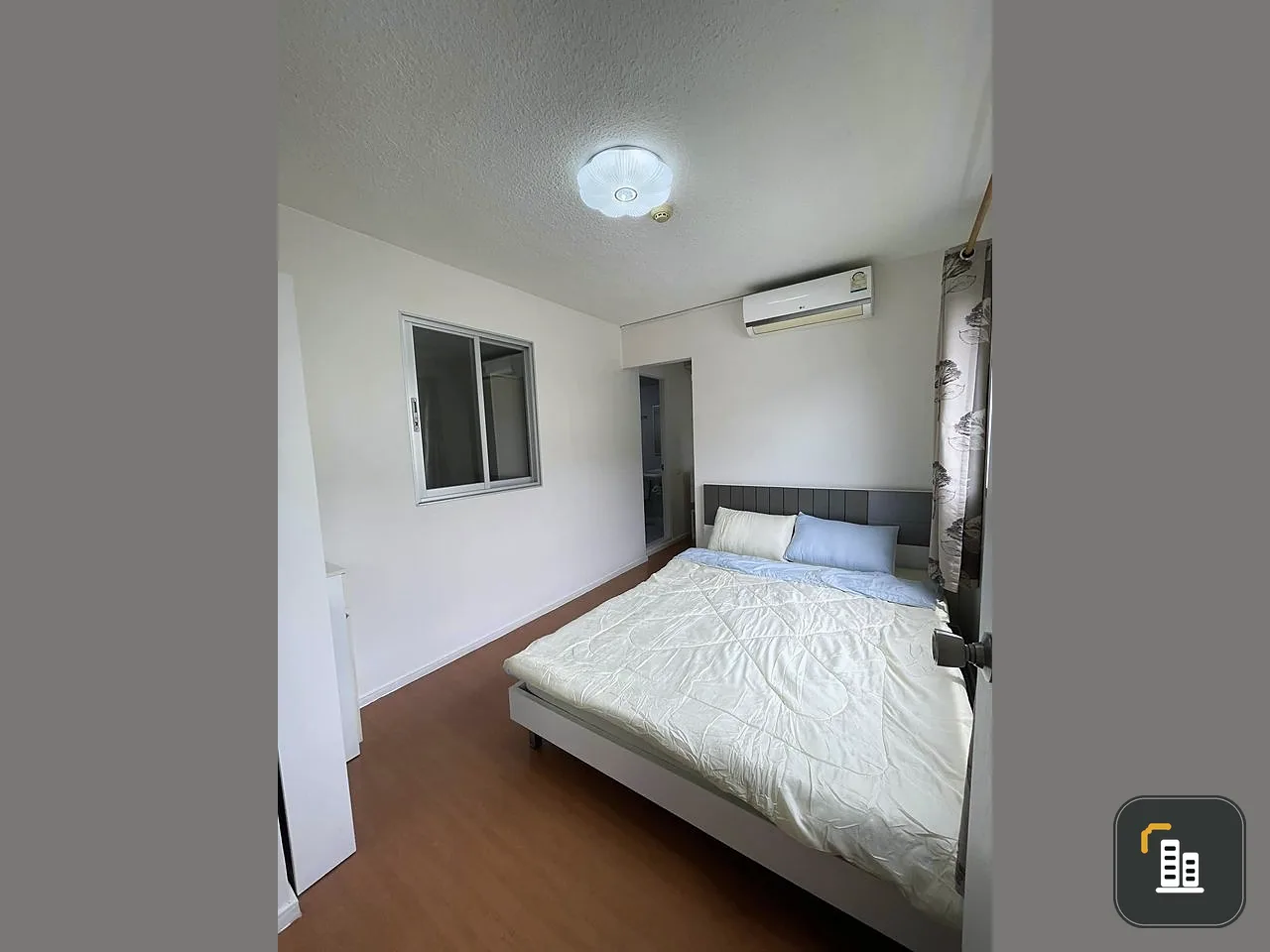 For sale rent: Lumpini Condo Town Romklao-Suvarnabhumi, large room, plenty of usable space. I must say that you can't miss it.