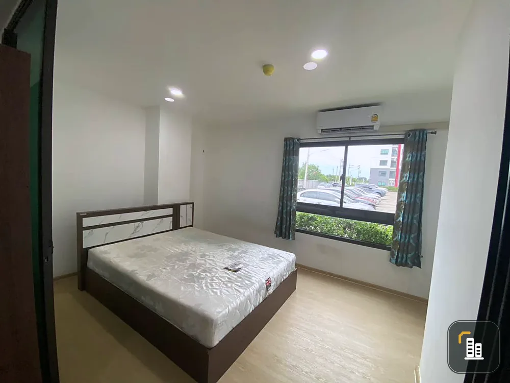 For sale: The Diamond, Nawanakorn-Talat Thai, 1st floor, glass-divided room, fully furnished, hurry and reserve to be the owner.