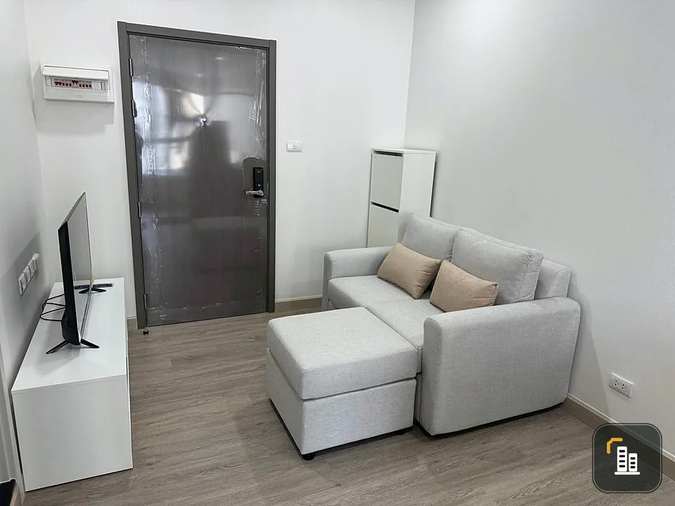 For sale or rent: Supalai Loft, Phasi Charoen Station, divided rooms, 2.7 m high ceiling, swimming pool view. Interested, book now.