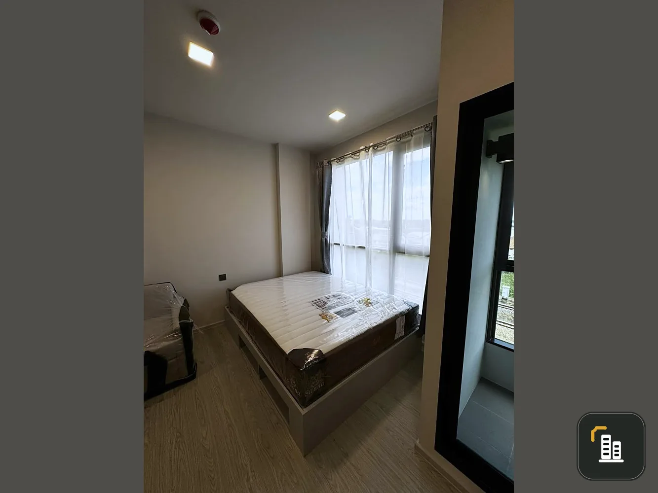 For rent: Cave Pop Salaya, bright room, partitioned, with amenities. Don't wait, book now!