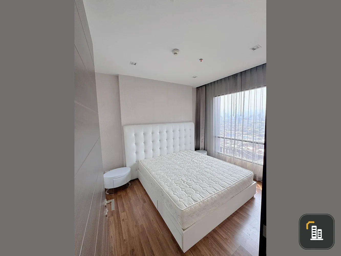 For rent or sale, Ivy Ampio condo, high floor, spacious room with walk-in closet. Good like this, you shouldn't miss it.