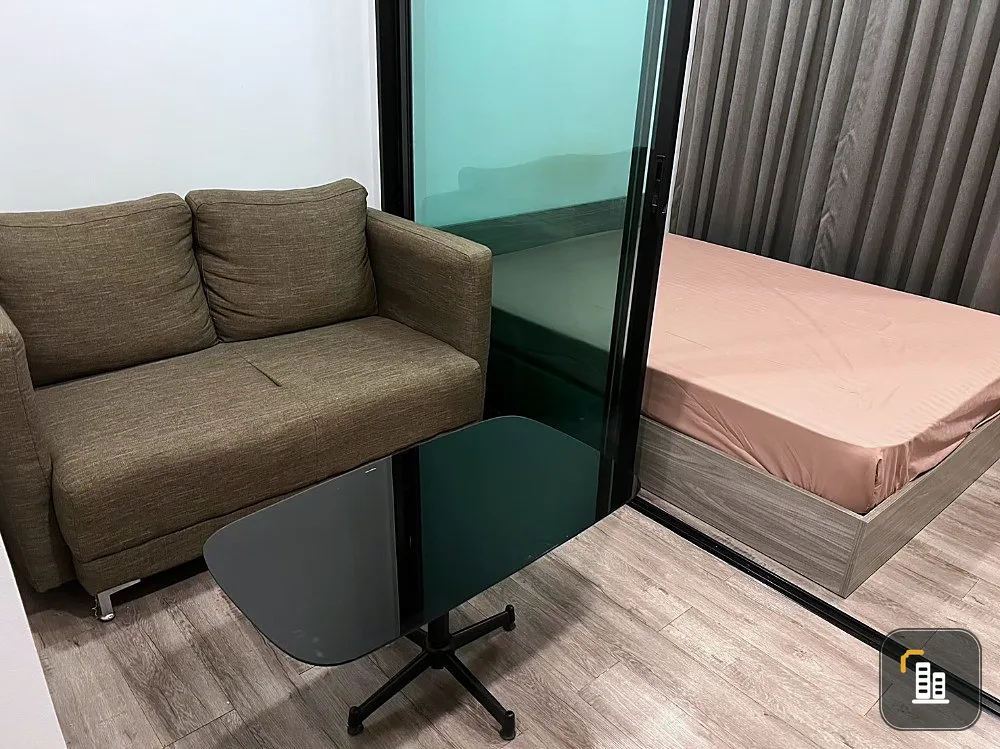 For sale: Brown Condo Ratchada 32, 5th floor, pool view, fully furnished room, ready to move in, reserve now, urgently.