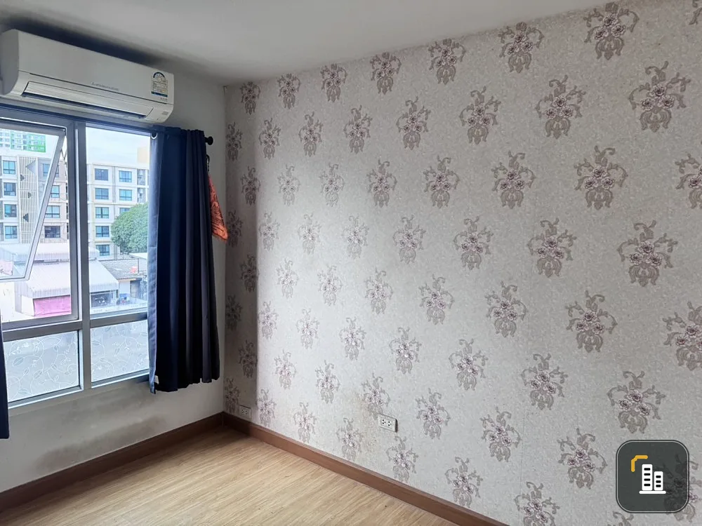 For sale: U2 Condo, empty room, with good wallpaper. Decorators, don't miss out. If interested, hurry and reserve now.